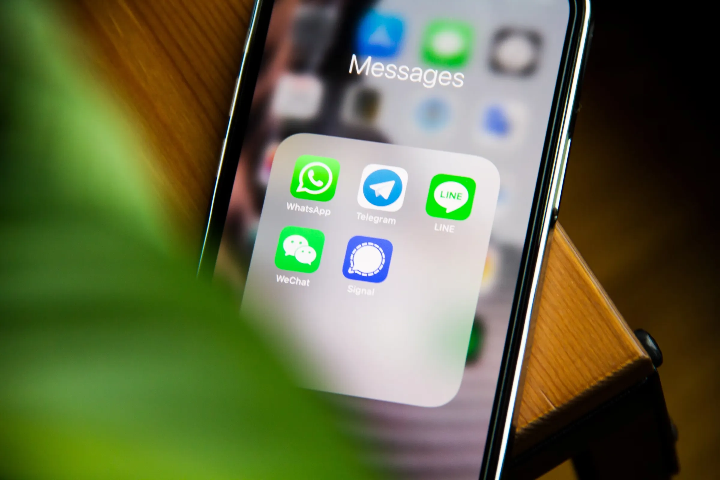 外籍移工在台以 LINE 為主,但母國多以 WhatsApp 為主